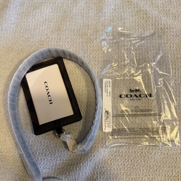 NWT Coach ID Lanyard Gold/Black - Picture 6 of 7